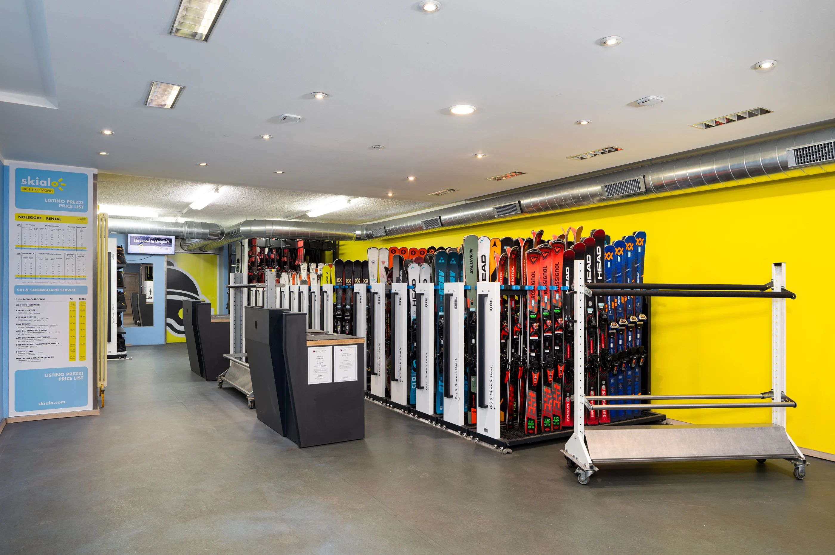 Binnen in de Skialo-verhuurwinkel in Livigno, met ski’s klaar om op te halen