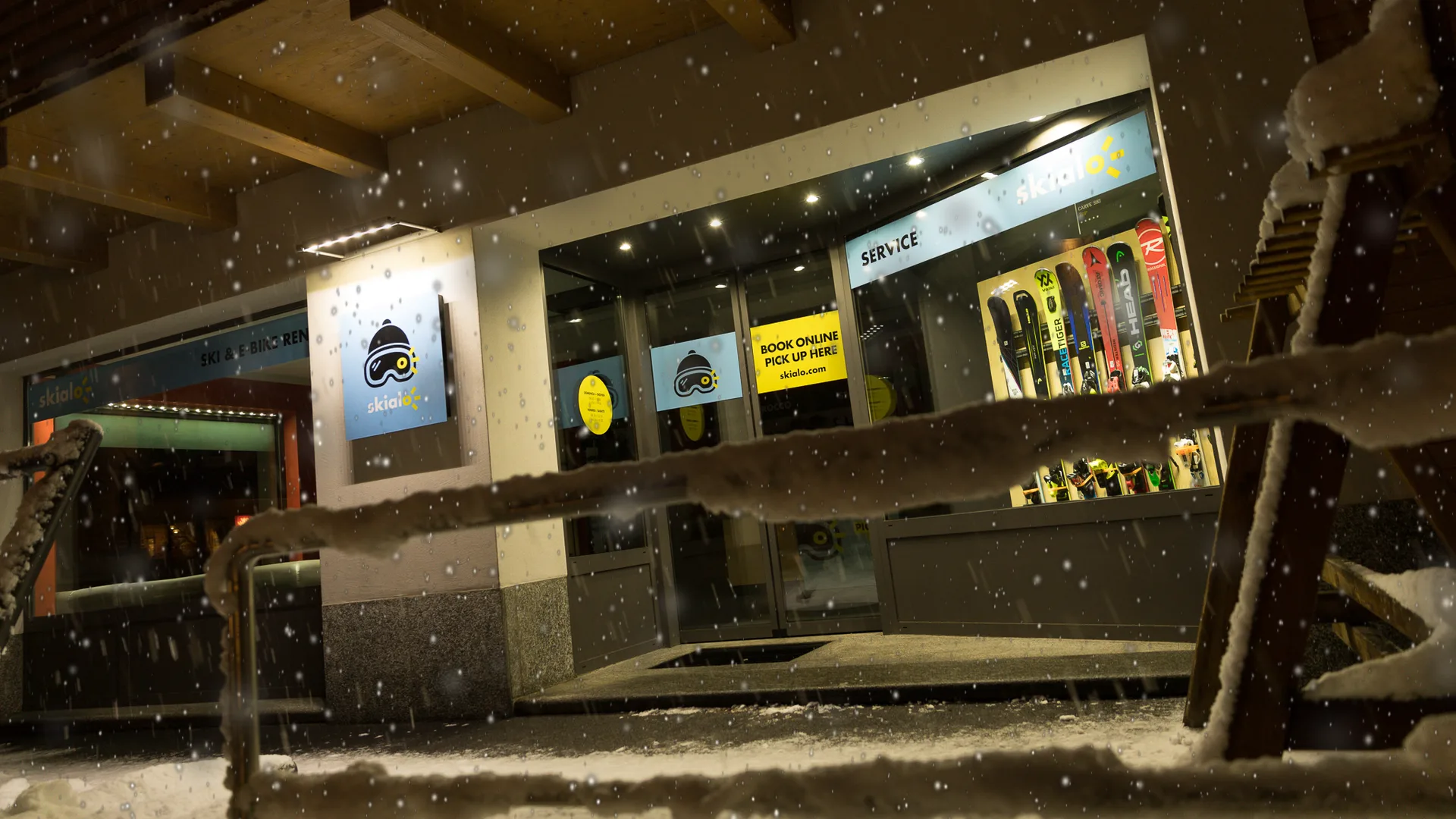 De Skialo-winkel in San Rocco in Livigno tijdens een sneeuwachtige nacht